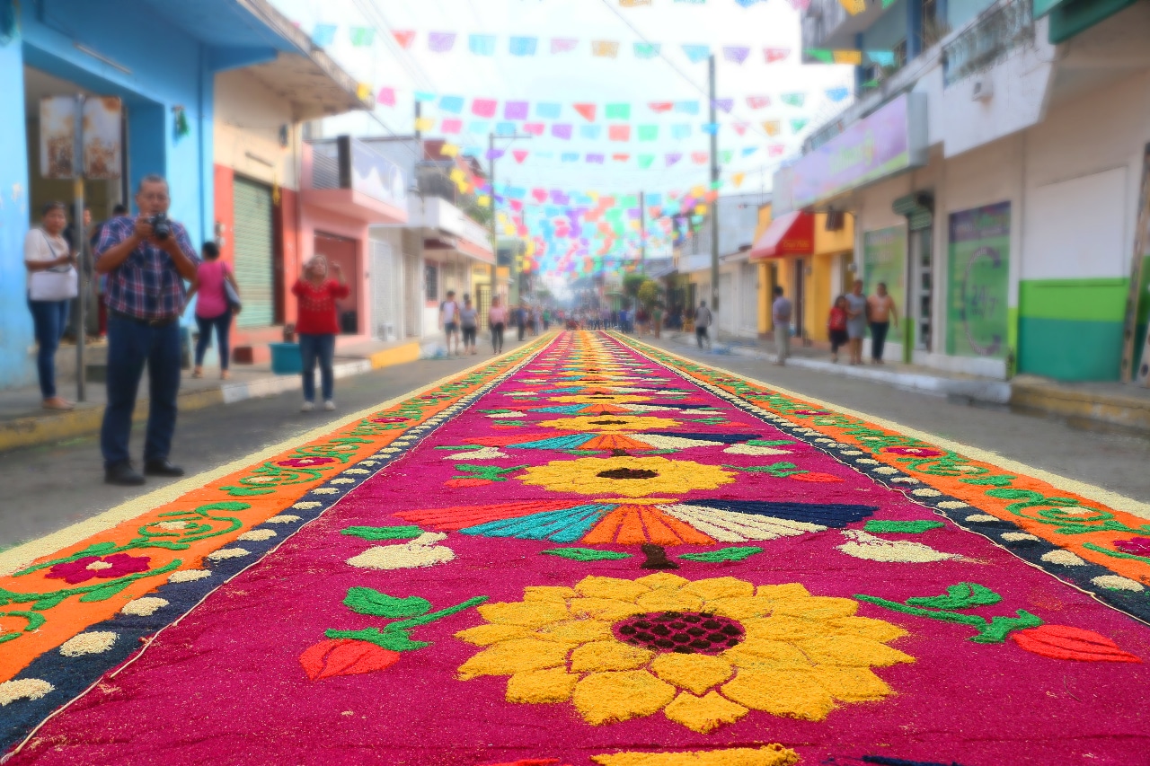 Tuxtla Chico: Los 2 kilómetros de alfombras de aserrín por Candelaria