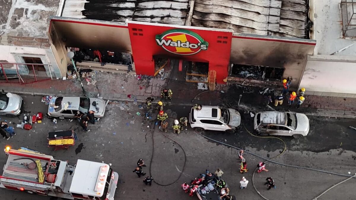 Vinculan a 2 por incendio en Waldo’s; FGR investiga a CFE