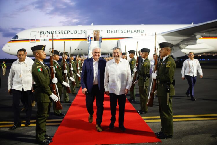 El canciller mexicano Juan Ramón de la Fuente recibe en Cancún al presidente de Alemania, Frank-Walter Steinmeier.