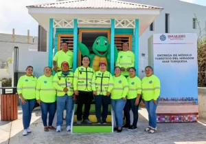 Turistas fotografiando la nueva Casita de Garrafón ubicada en el Mirador Mar Turquesa de Isla Mujeres, Quintana Roo.