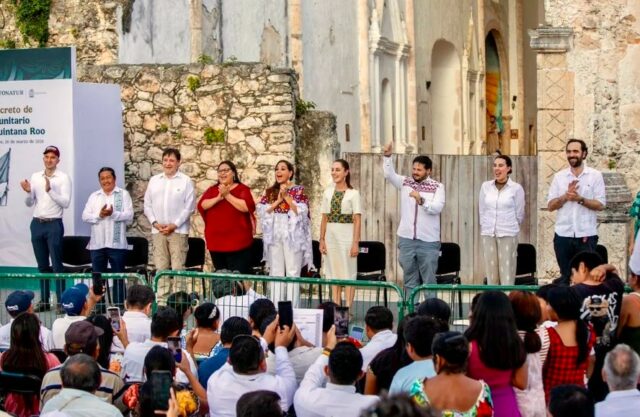 La presidenta Claudia Sheinbaum entrega el certificado de turismo comunitario a representantes de Maya Ka'an en Quintana Roo.