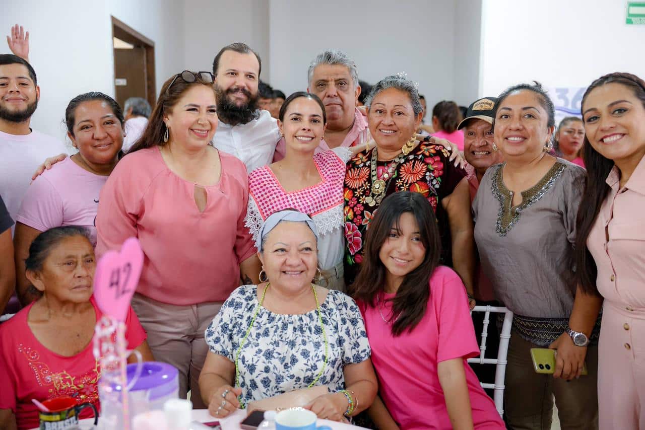 Ana Paty Peralta junto a mujeres tianguistas Cancún 2026 durante evento de reconocimiento