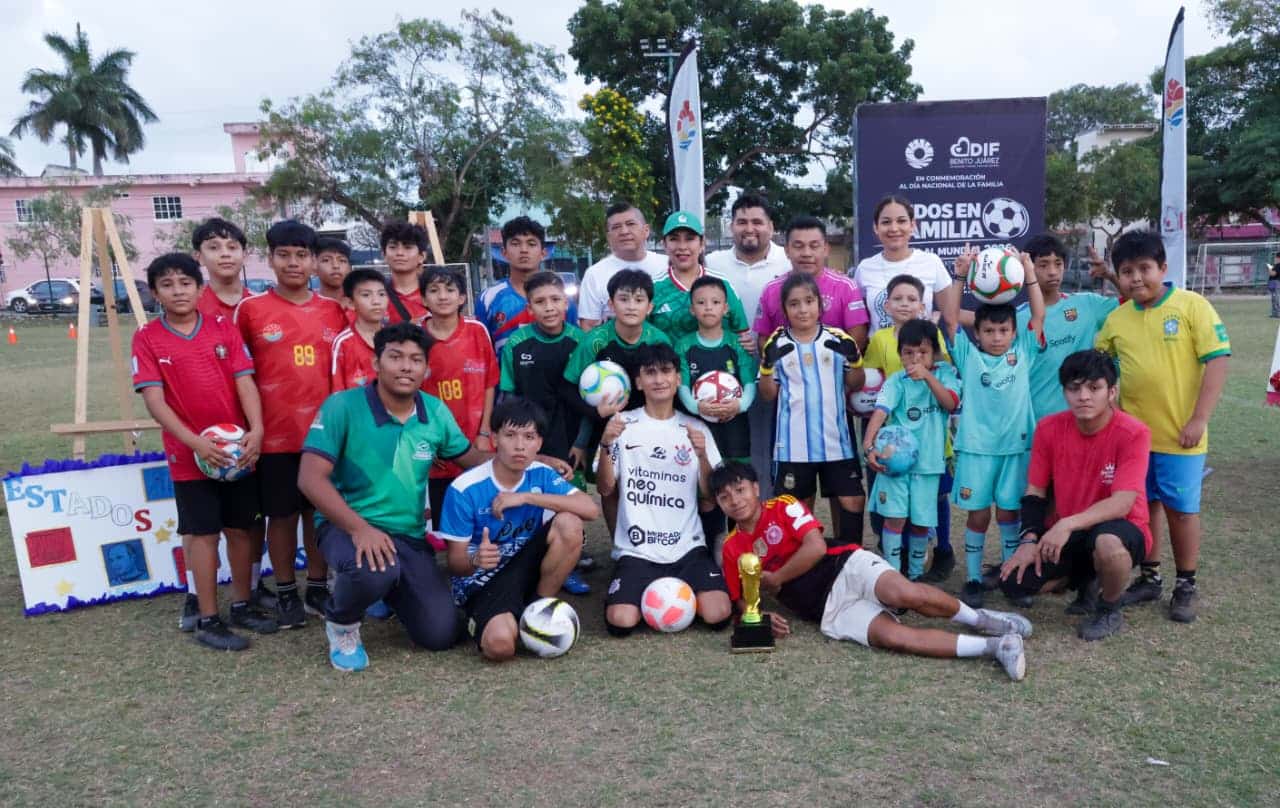 Familias participando en el festival deportivo Rumbo al Mundial 2026 organizado por el DIF en la Supermanzana 94 de Cancún