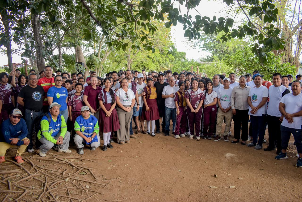 Estudiantes y autoridades de Cancún plantando árboles como parte del programa municipal Arboriza Cancún en tu Escuela.