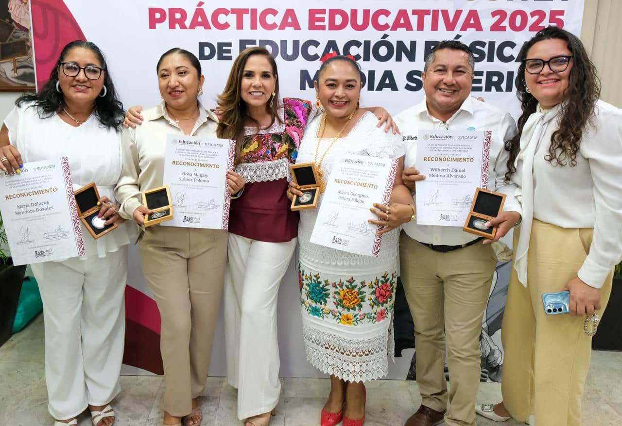 La gobernadora Mara Lezama y la secretaria de Educación Elda Xix Euán entregando reconocimientos a docentes en Chetumal, Quintana Roo.