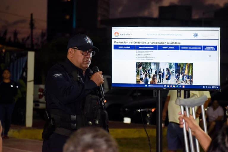 Pablo Gutiérrez Fernández, secretario general del Ayuntamiento, dialogando con vecinos durante la instalación del Comité de Paz en la colonia Donceles de Cancún.