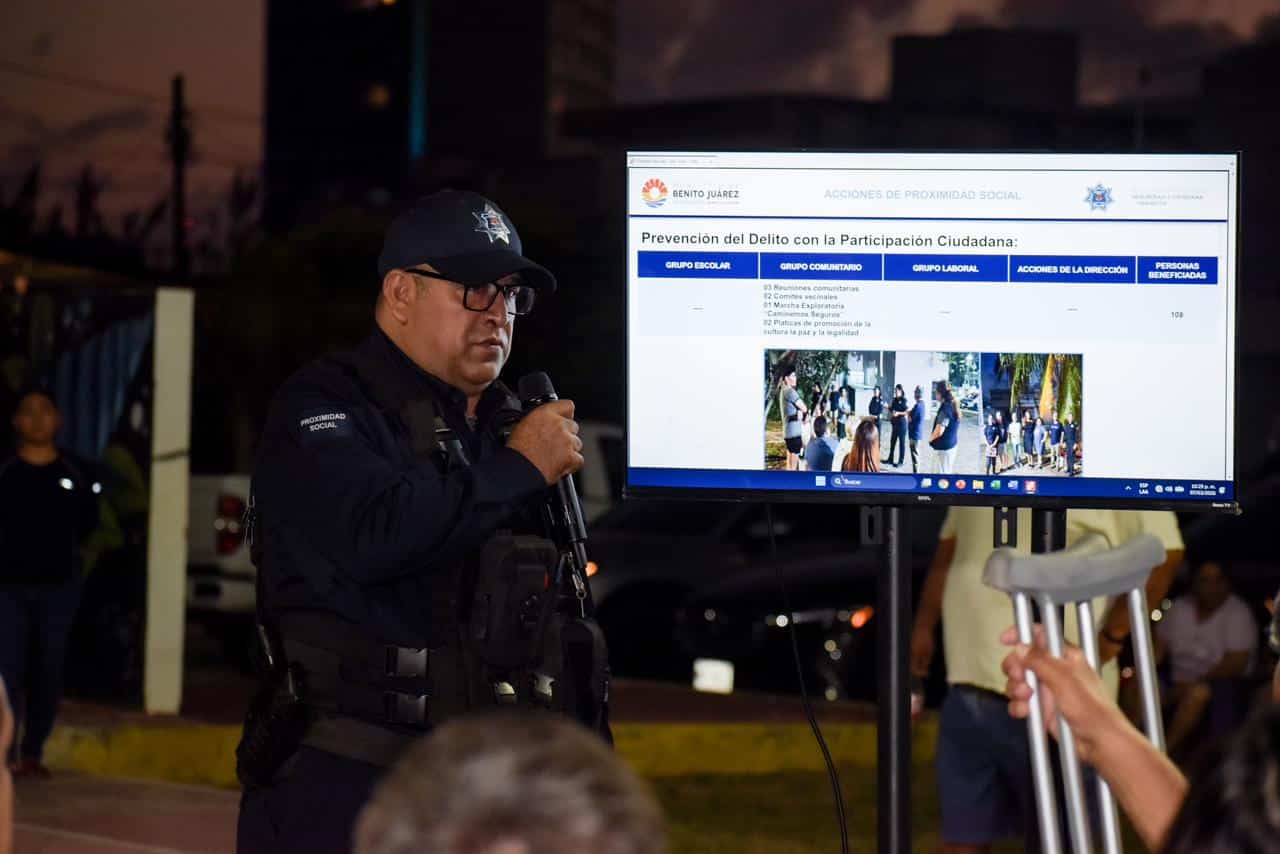 Pablo Gutiérrez Fernández, secretario general del Ayuntamiento, dialogando con vecinos durante la instalación del Comité de Paz en la colonia Donceles de Cancún.