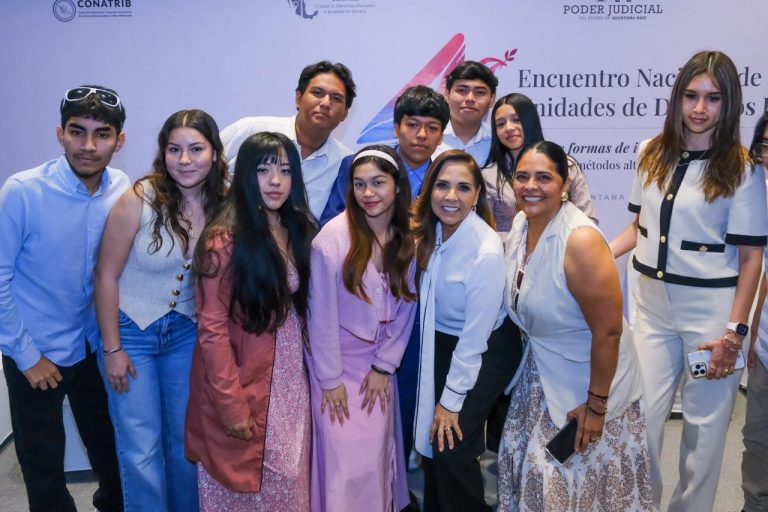 La gobernadora Mara Lezama inaugurando el 4º Encuentro Nacional de Unidades de Derechos Humanos en Cancún, Quintana Roo.