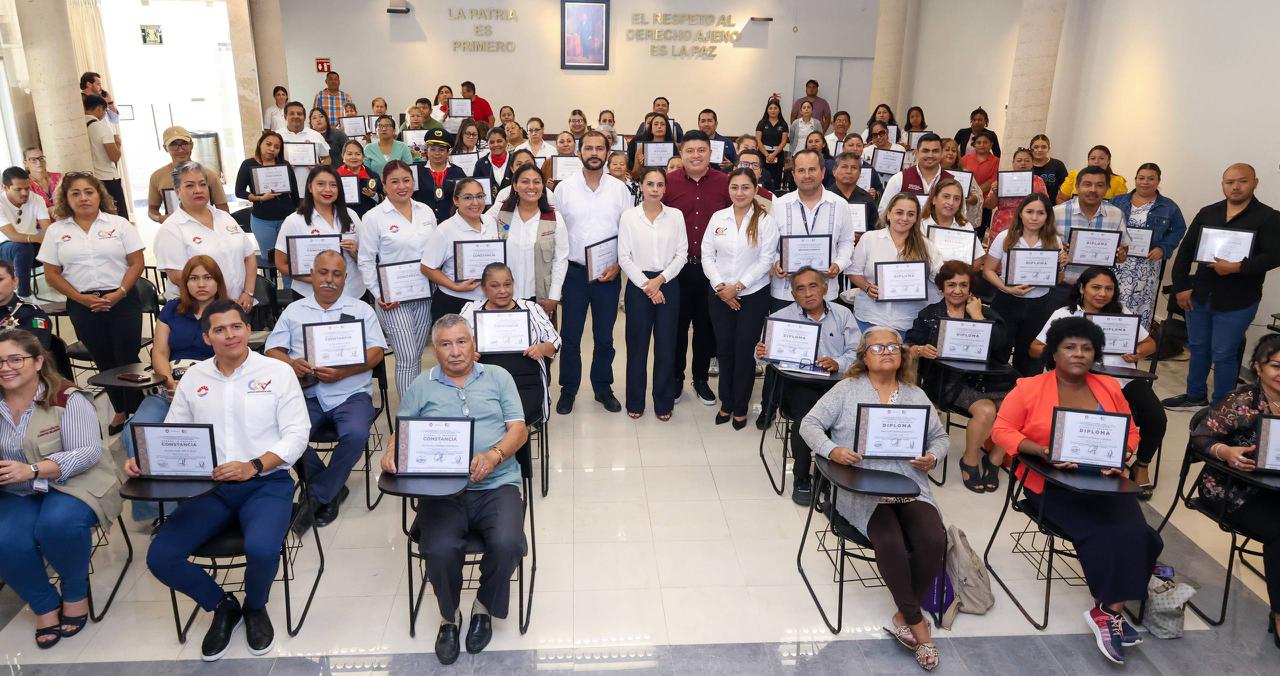 Ana Paty Peralta, Presidenta Municipal de Cancún, entregando reconocimientos durante la clausura del taller Ecos Familiares.