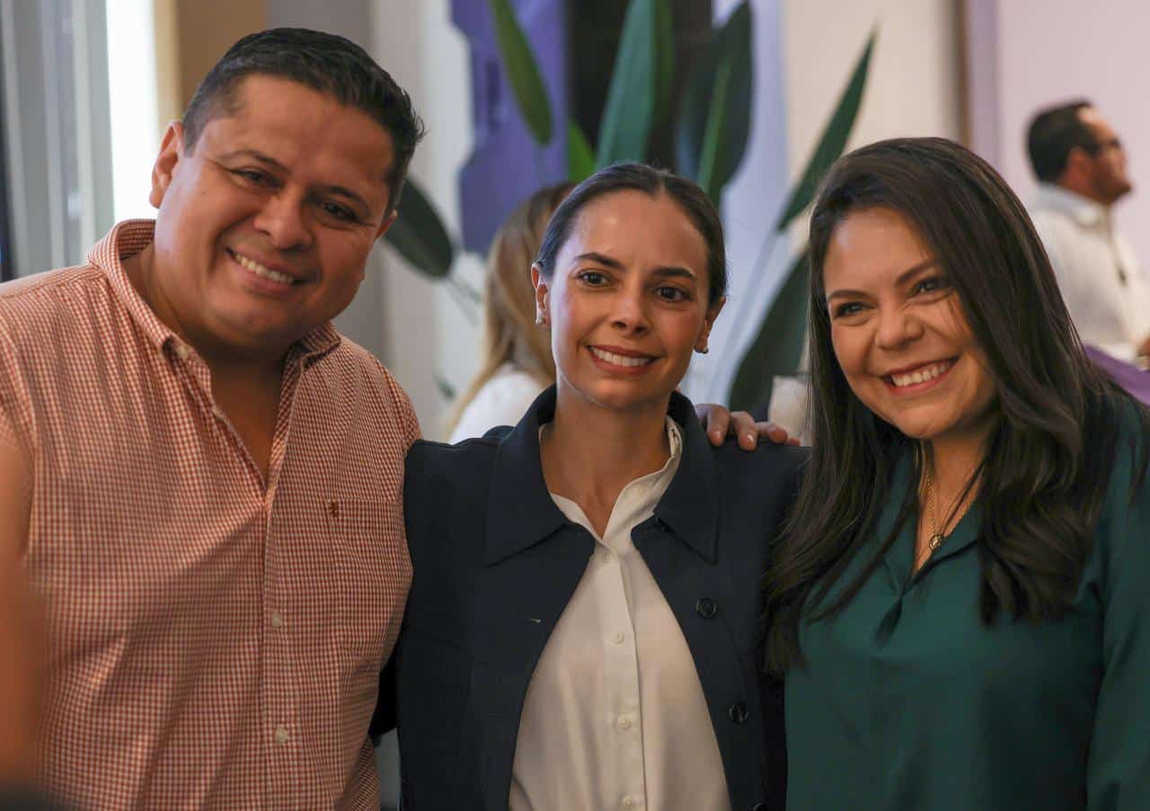 Ana Paty Peralta, Presidenta Municipal de Cancún, atestiguando el 4º Encuentro de Unidades de Derechos Humanos junto a autoridades estatales.