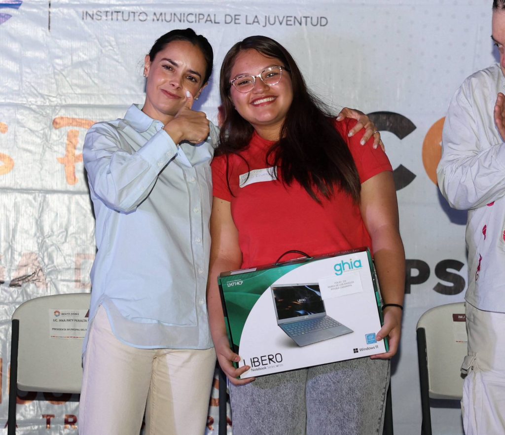 Ana Paty Peralta entregando equipos a estudiantes durante la segunda emisión del programa Juventud es Poder Conectar en Cancún.