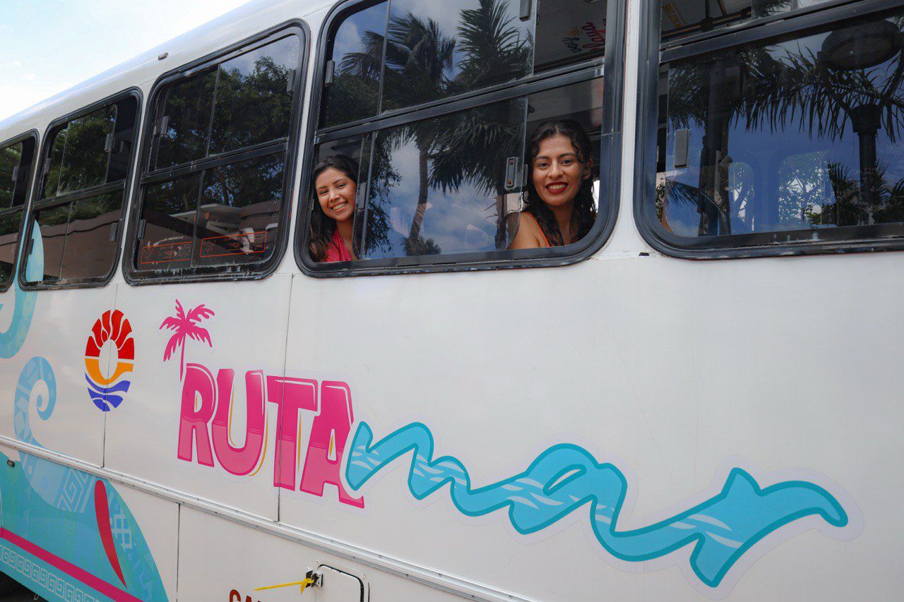 Familias cancunenses abordando el transporte gratuito del programa Ruta Mar para visitar las playas de la Zona Hotelera.