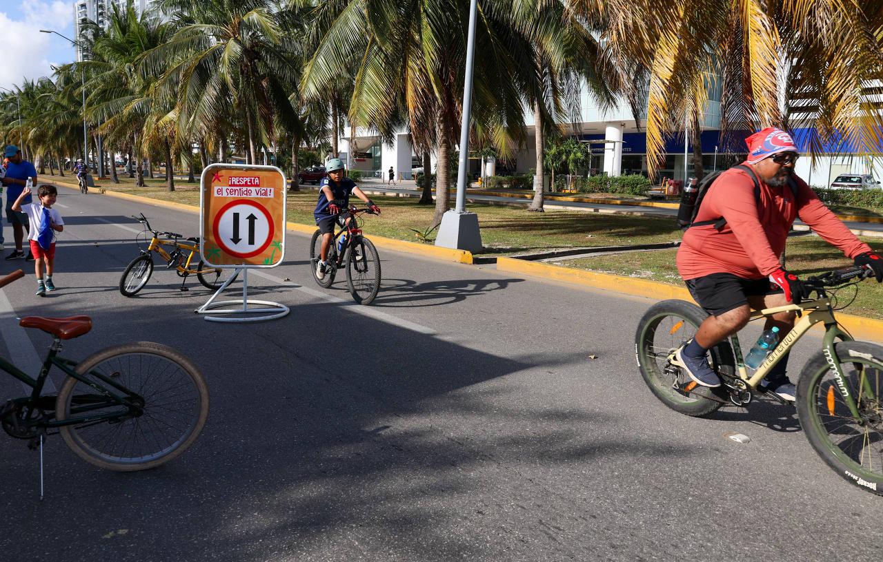 Familias y ciclistas disfrutando de la convivencia dominical en el Paseo Cancunense sobre la Avenida Bonampak.