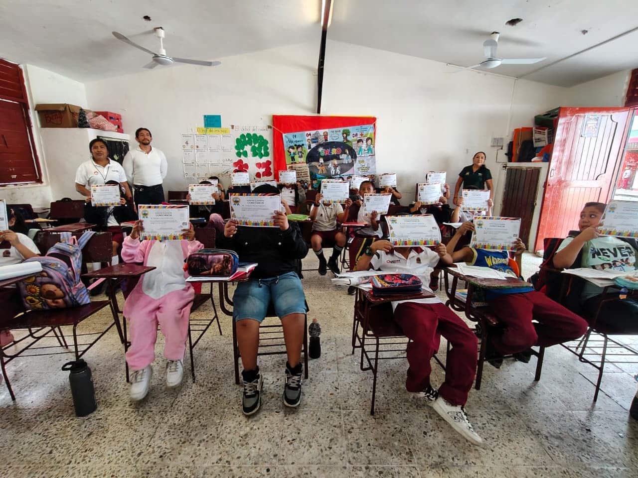 Estudiantes de preescolar y primaria en Cancún aprendiendo sobre patrimonio cultural e historia local.