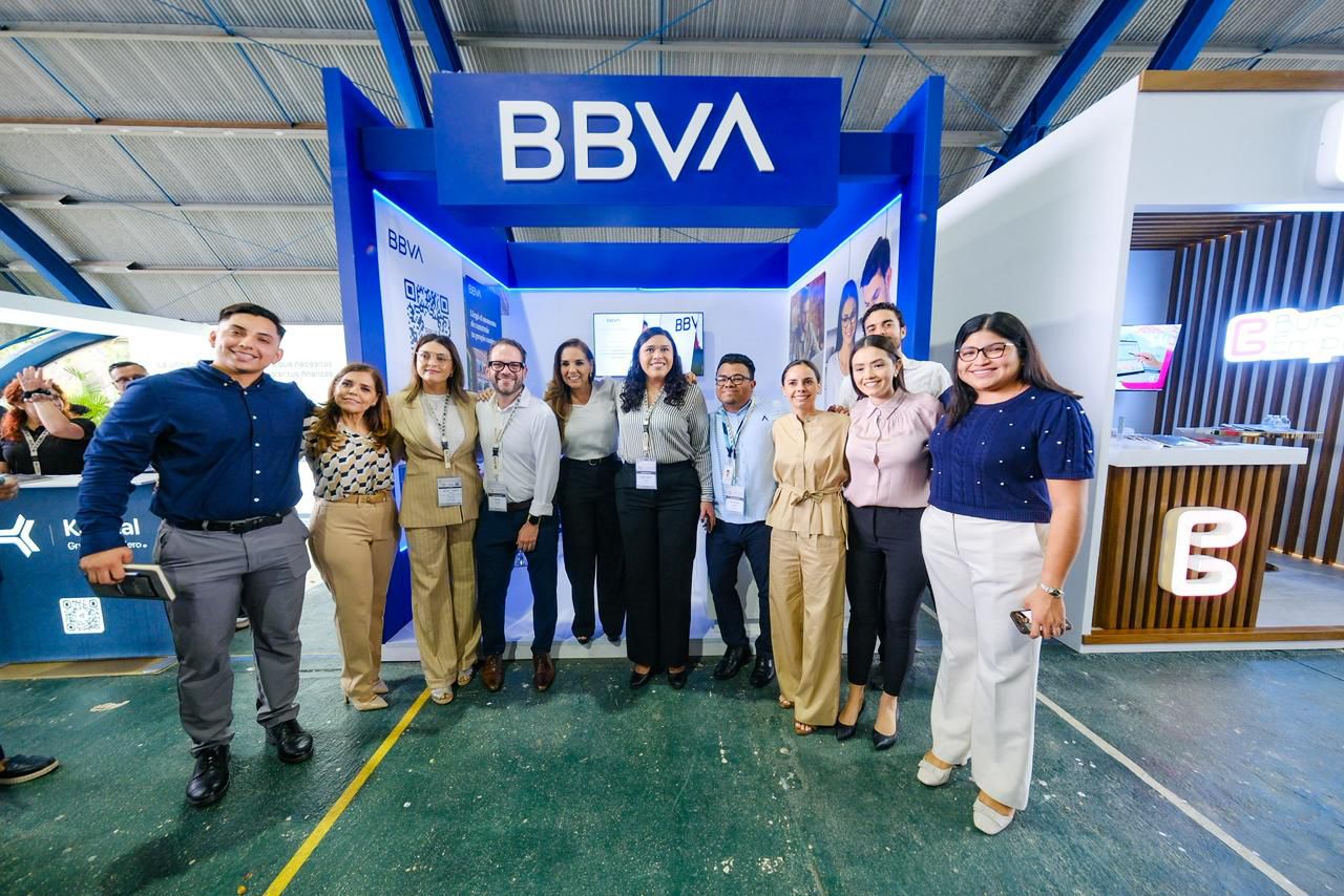 Mara Lezama y el presidente de la ABM inauguran la Cuarta Expo Mundo PyME en Cancún, Quintana Roo.