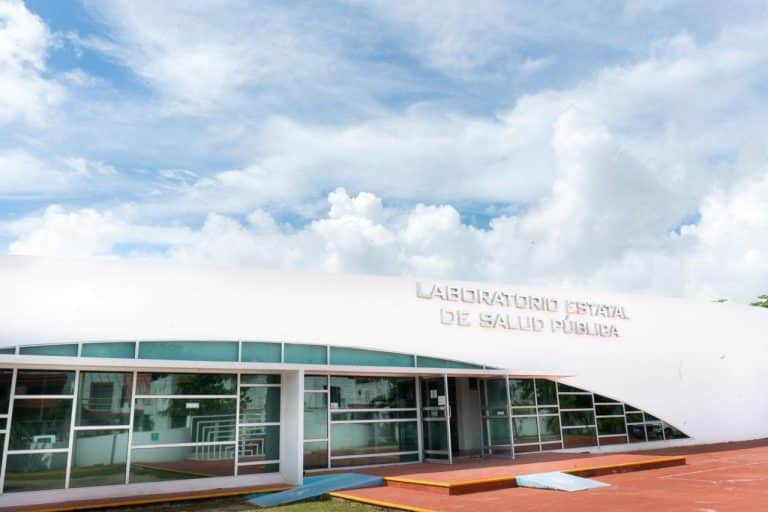 Fachada del Laboratorio Estatal de Salud Pública de Quintana Roo, que obtuvo el primer lugar nacional en calidad.