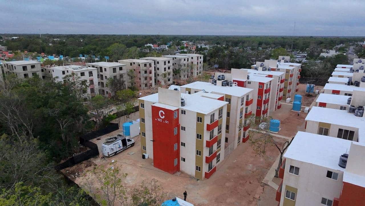 Mara Lezama y Octavio Romero Oropeza entregan llaves de nuevas viviendas en Chetumal durante enlace con Claudia Sheinbaum.