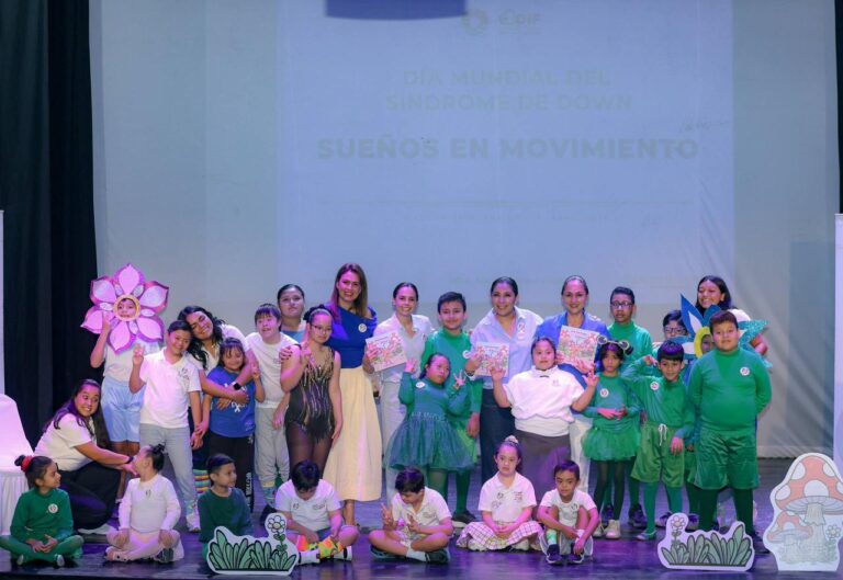 Ana Paty Peralta conmemora el Día Mundial del Síndrome de Down junto a niños en el Teatro 8 de Octubre de Cancún.