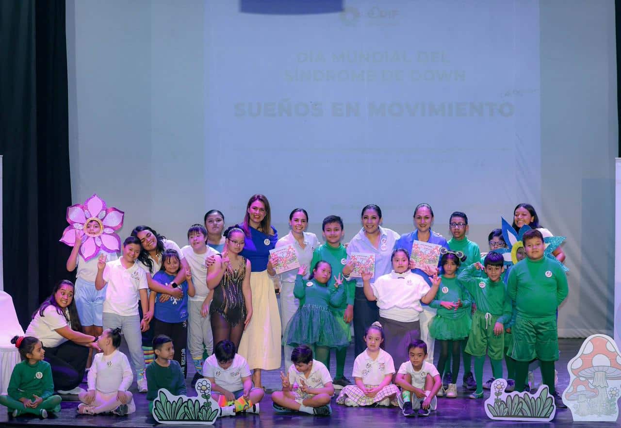 Ana Paty Peralta conmemora el Día Mundial del Síndrome de Down junto a niños en el Teatro 8 de Octubre de Cancún.