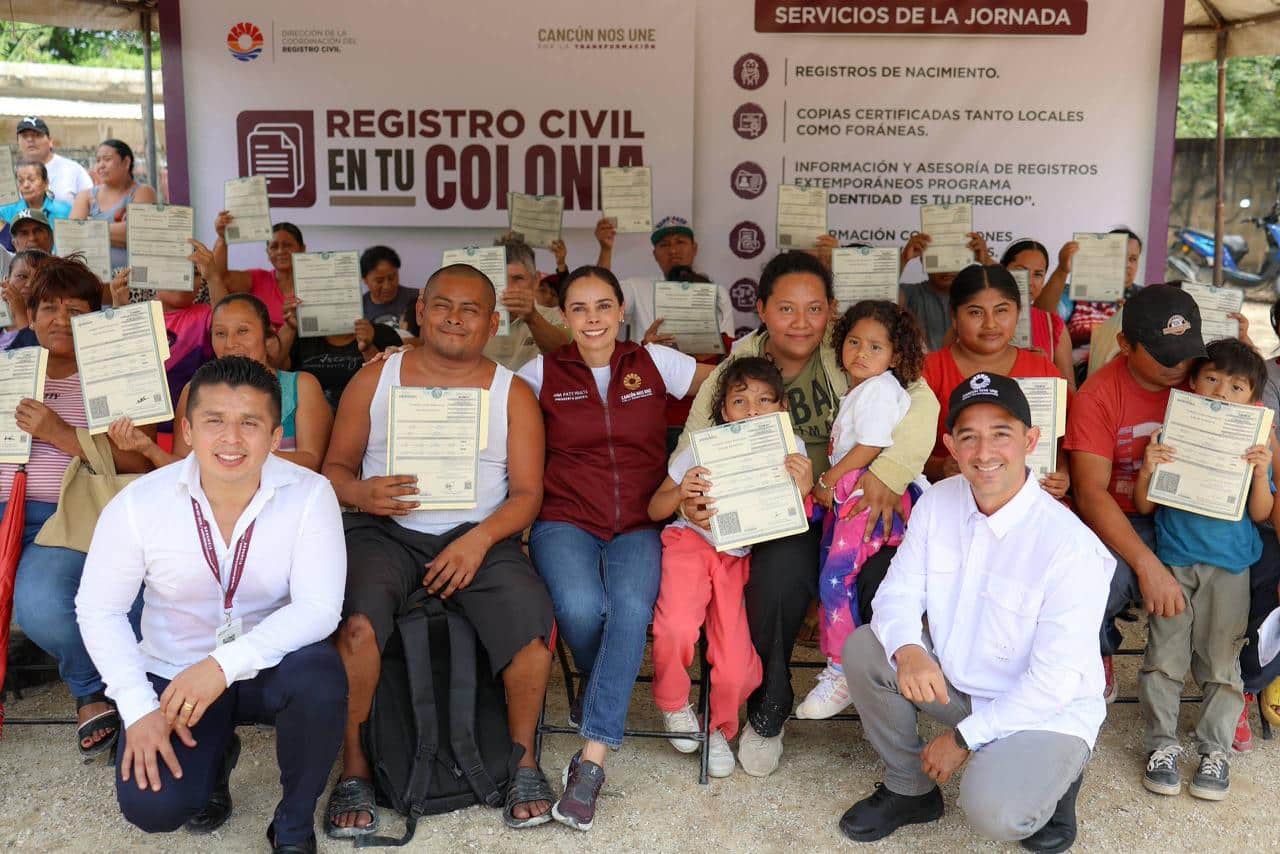 Ana Paty Peralta entrega actas de nacimiento durante la jornada Registro Civil en tu Colonia en Cancún.