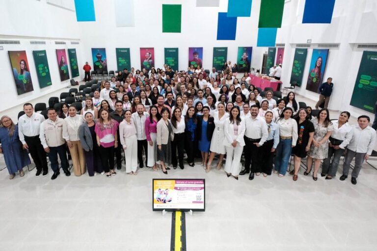 La gobernadora Mara Lezama junto a representantes de UNICEF y el DIF durante la clausura del foro sobre crianza positiva en Cancún.