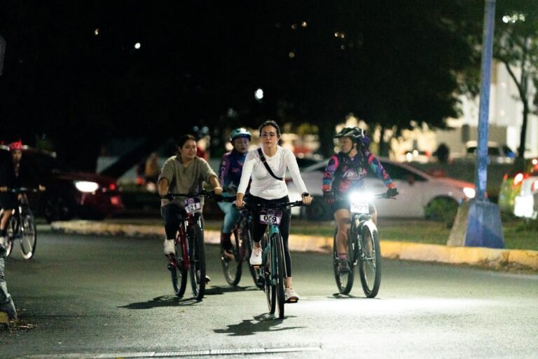 Decenas de ciclistas participando en la décima edición del programa Rodando Cancún organizado por el IMPLAN.
