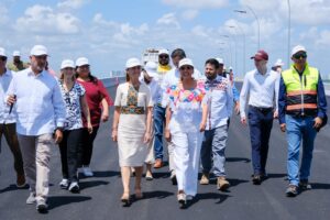 La presidenta Claudia Sheinbaum y la gobernadora Mara Lezama supervisan las pruebas de carga y avances del puente Nichupté en Cancún.
