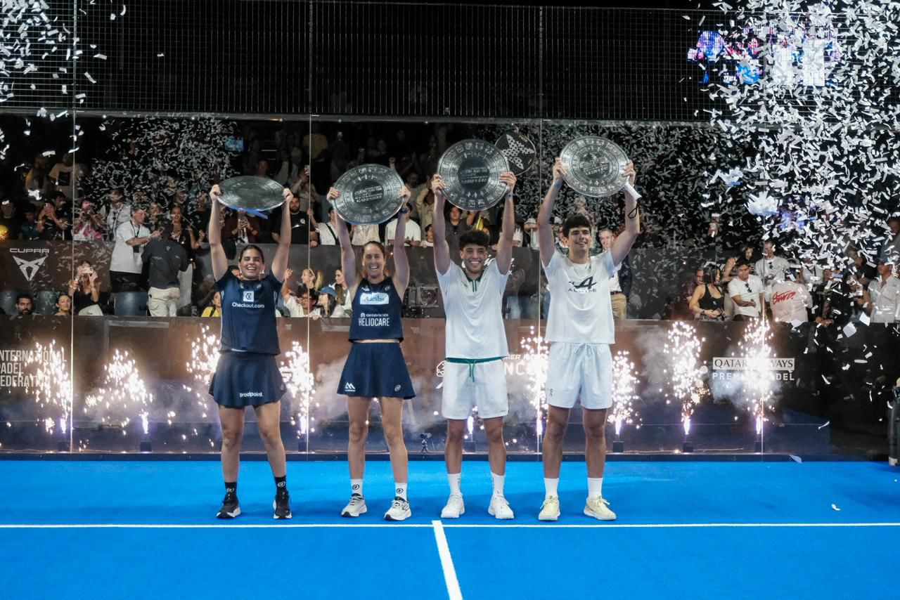 Mara Lezama en la premiación de los campeones internacionales del Premier Padel Cancún P2 celebrado en Costa Mujeres.