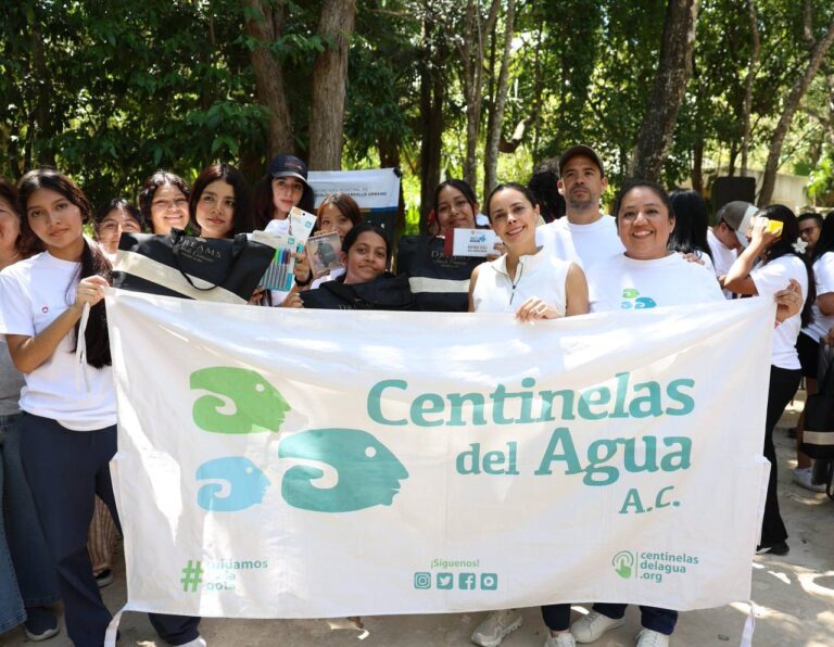 Ana Paty Peralta junto a estudiantes y participantes durante el Rally por el Agua 2026 en el Parque Kabah de Cancún.