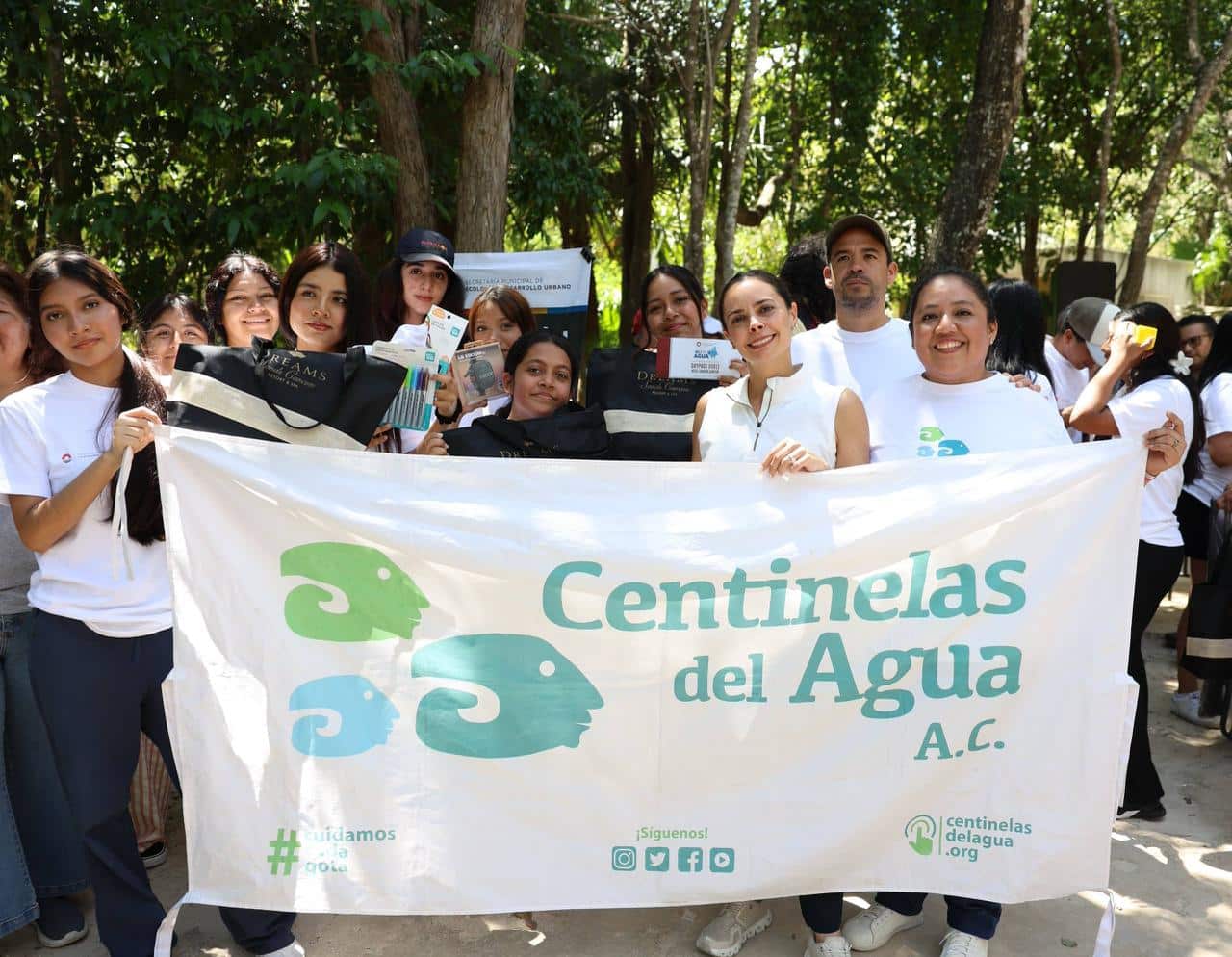 Ana Paty Peralta junto a estudiantes y participantes durante el Rally por el Agua 2026 en el Parque Kabah de Cancún.