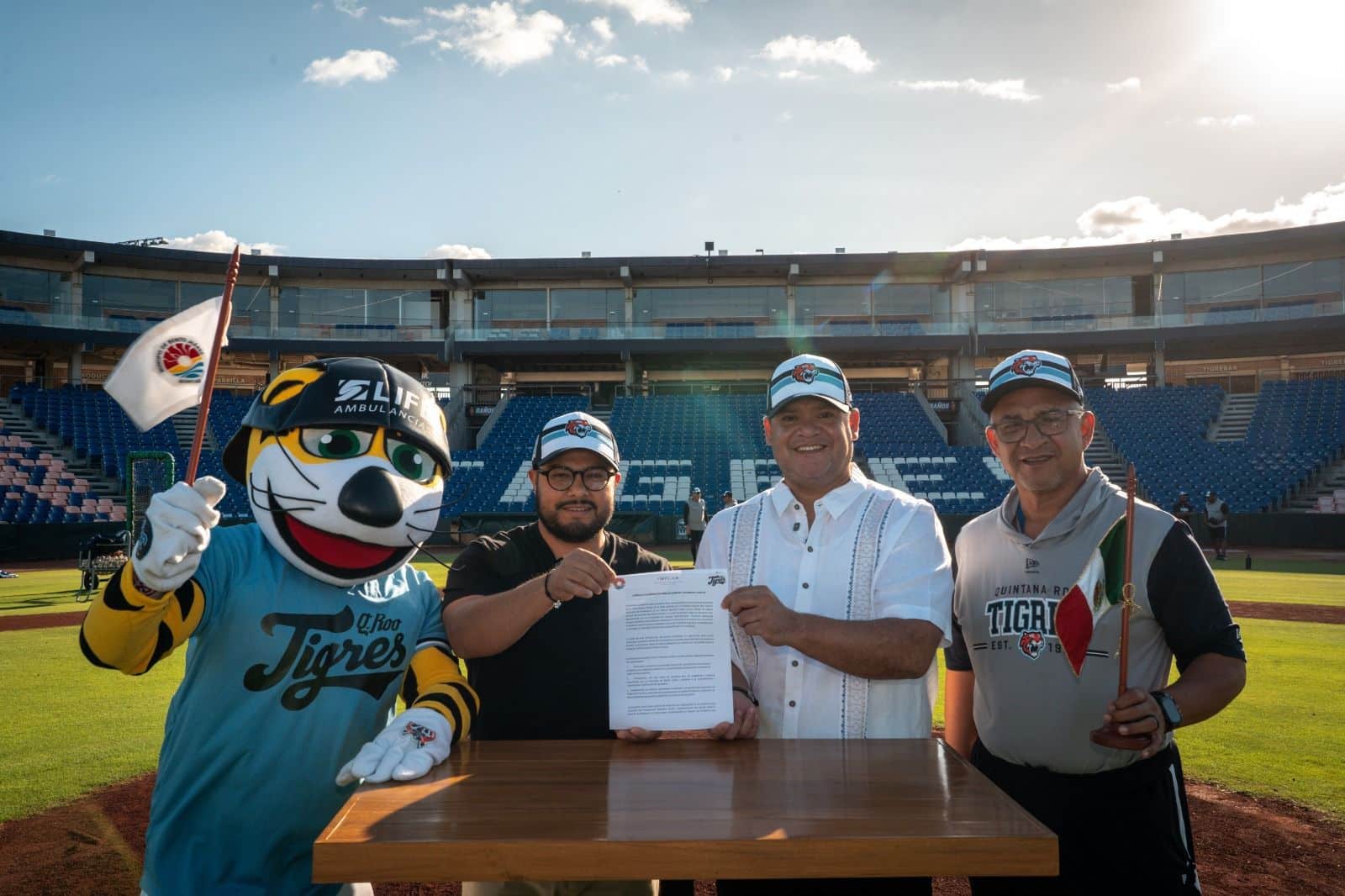 Firma del acuerdo de colaboración entre el IMPLAN y los Tigres de Quintana Roo para promover la movilidad en Cancún.
