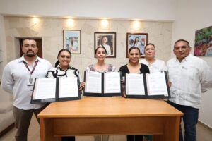 Ana Paty Peralta encabeza la firma del convenio de colaboración con el Colegio de Psicólogos de Quintana Roo en el Palacio Municipal.