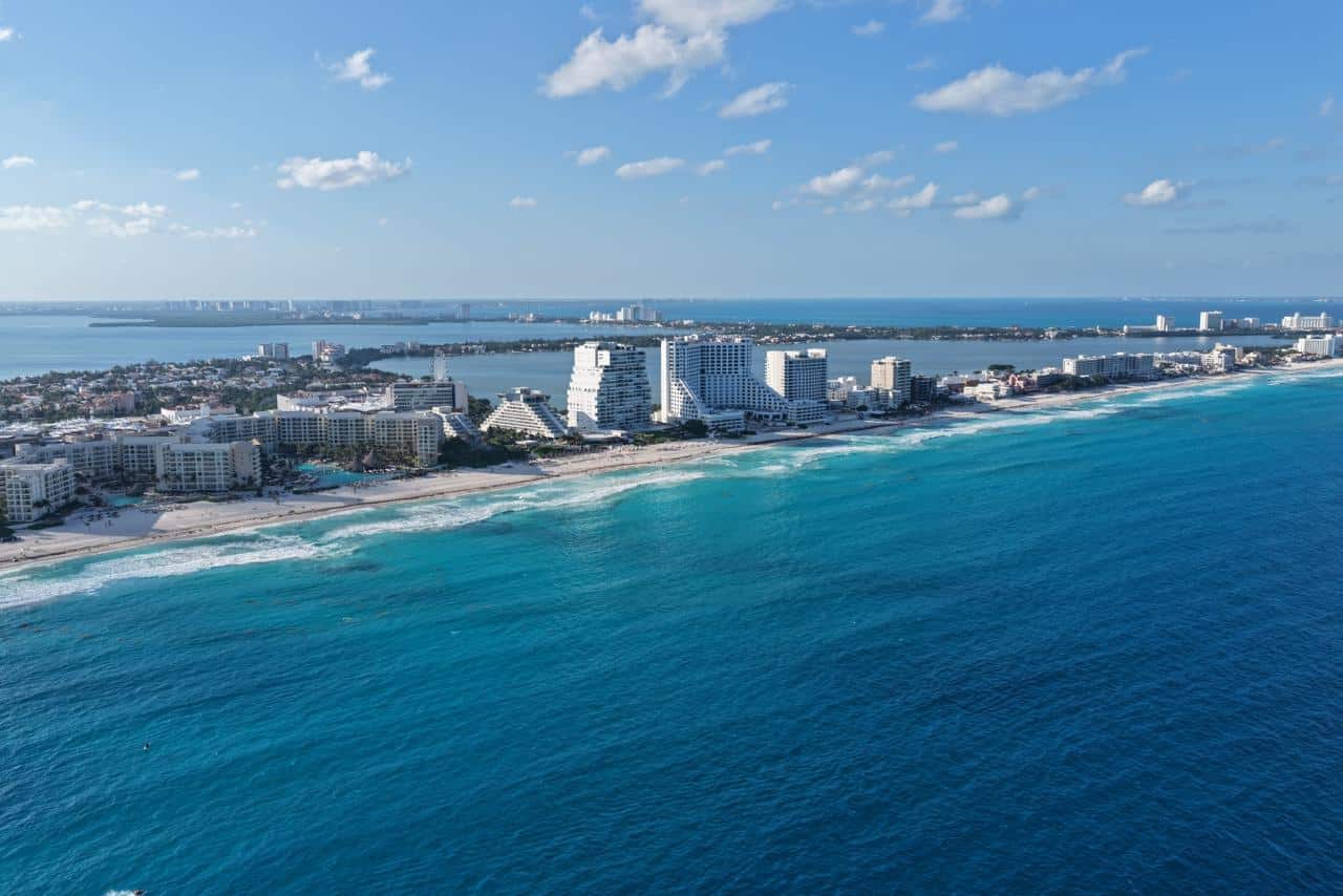 Banderas de seguridad y torres de guardavidas en playas públicas de Cancún certificadas con Blue Flag para la temporada de Semana Santa 2026.