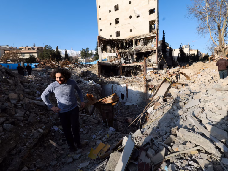 Crisis nuclear en el Néguev: el impacto de misiles iraníes en Dimona y Arad desafía la seguridad regional