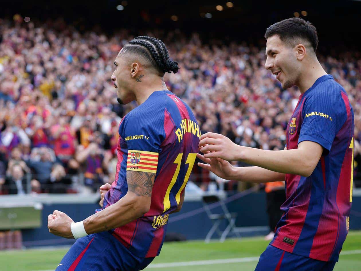 El Barcelona afianza el liderato con una exhibición goleadora de Raphinha ante el Sevilla
