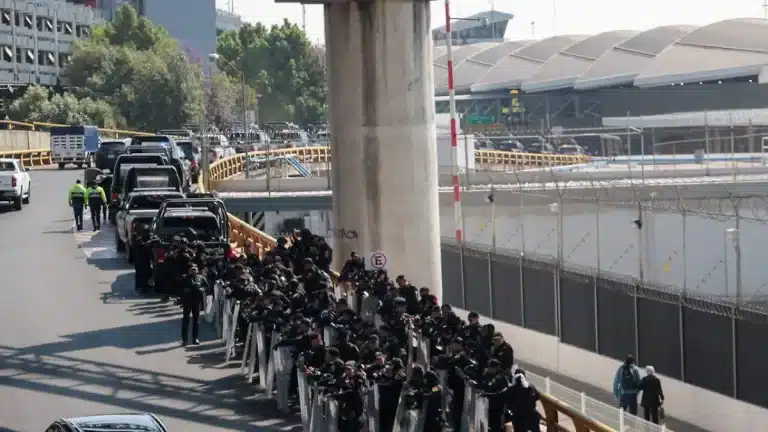 Caos en el AICM: El pulso por la exclusividad del transporte federal