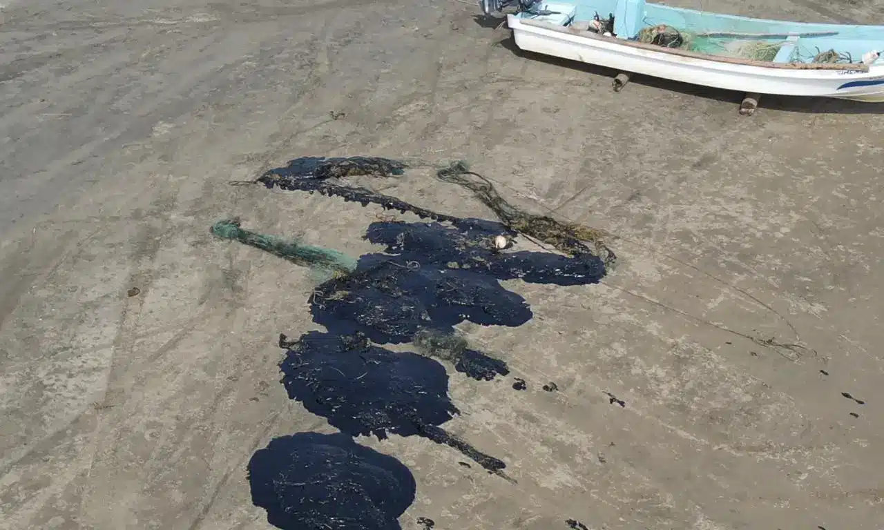 México despliega operativo nacional para contener hidrocarburos en costas de Veracruz y Tabasco