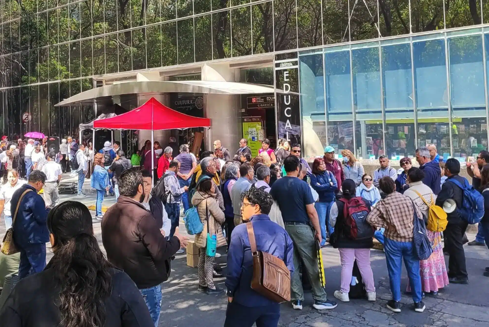 Crisis cultural en México: Trabajadores toman Reforma por salarios dignos