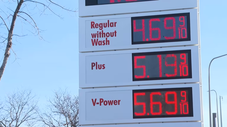 Gasolina a 4 dólares: la crisis energética que redefine el consumo en EE. UU.
