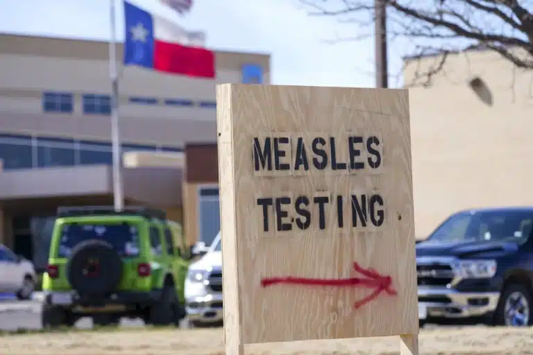Crisis sanitaria en Texas: Sarampión aísla a cientos en el mayor centro de detención