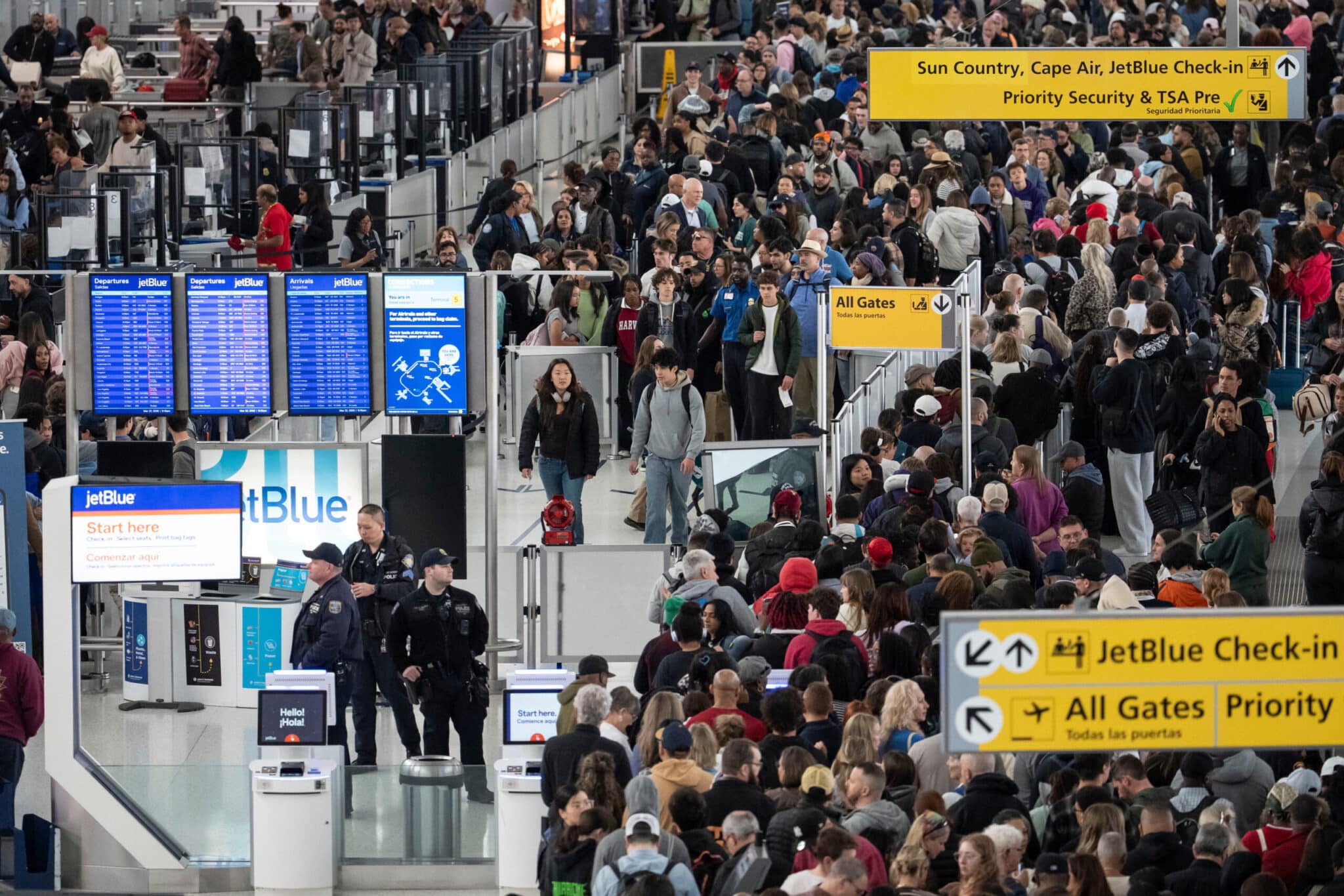 Despliegue del ICE en aeropuertos de EE. UU. ante el colapso operativo de la TSA