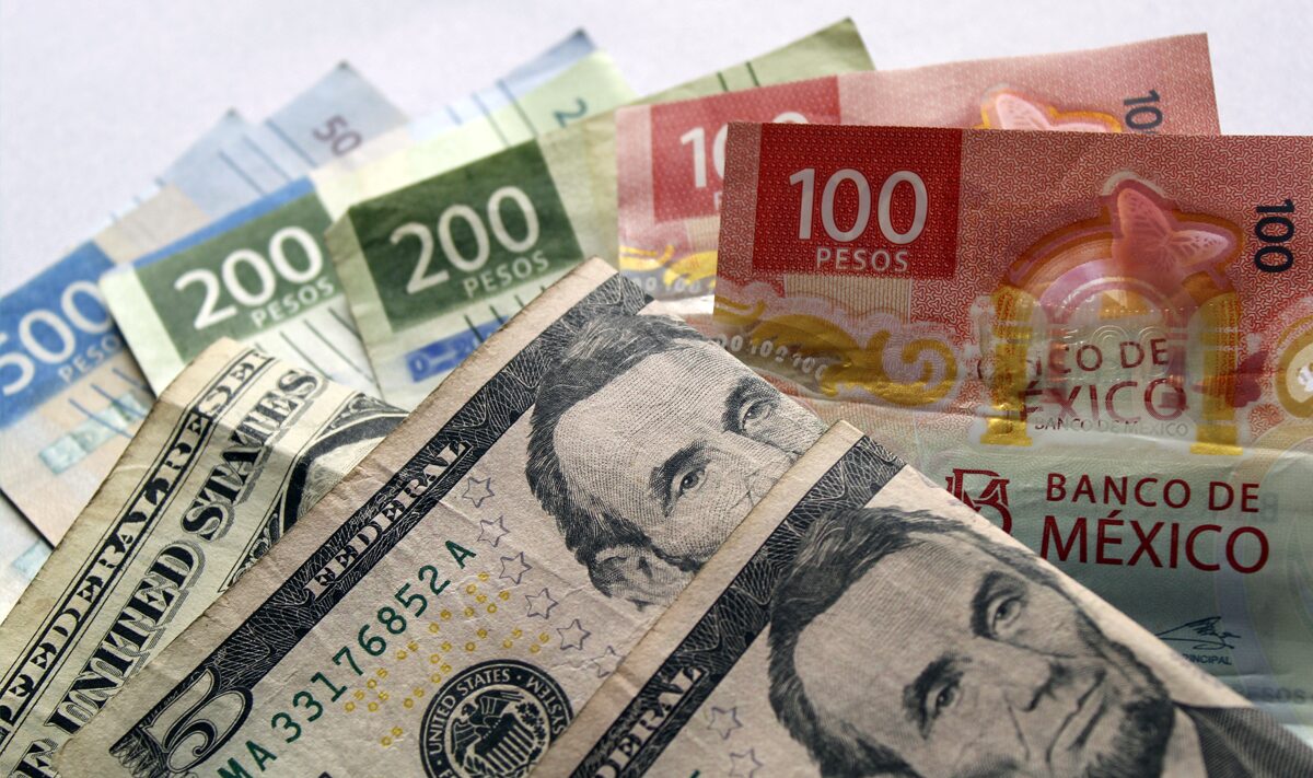 El peso mexicano rompe la barrera de los 18 tras el recorte de tasas de Banxico