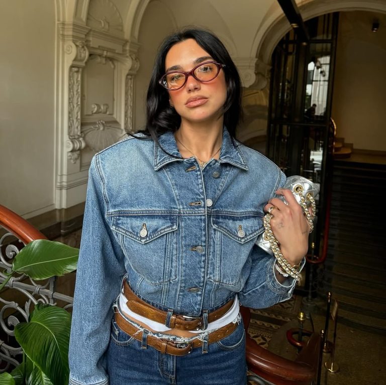 Dua Lipa revela cómo un cinturón café transforma el denim en 2026