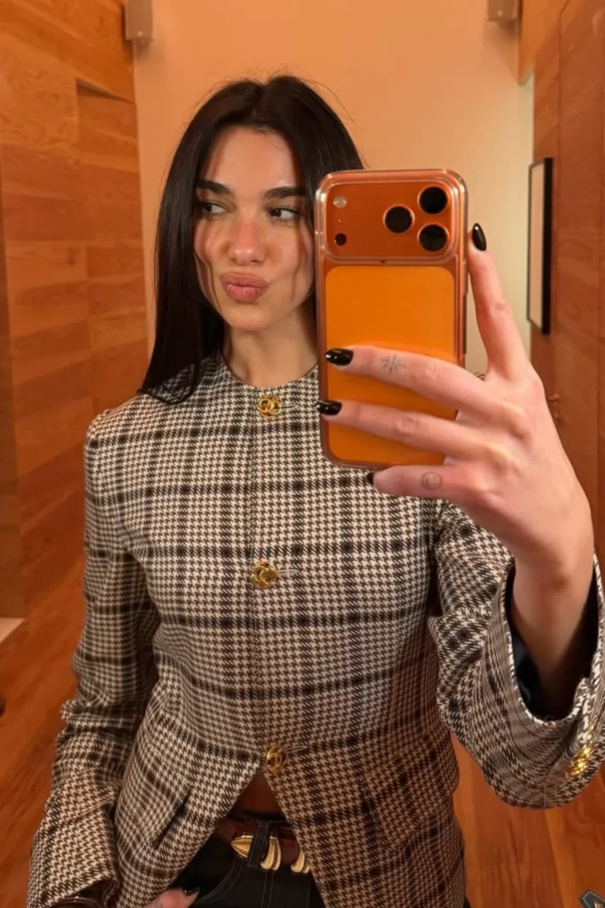 Dua Lipa revela cómo un cinturón café transforma el denim en 2026 1 Dua Lipa revela cómo un cinturón café transforma el denim en 2026
