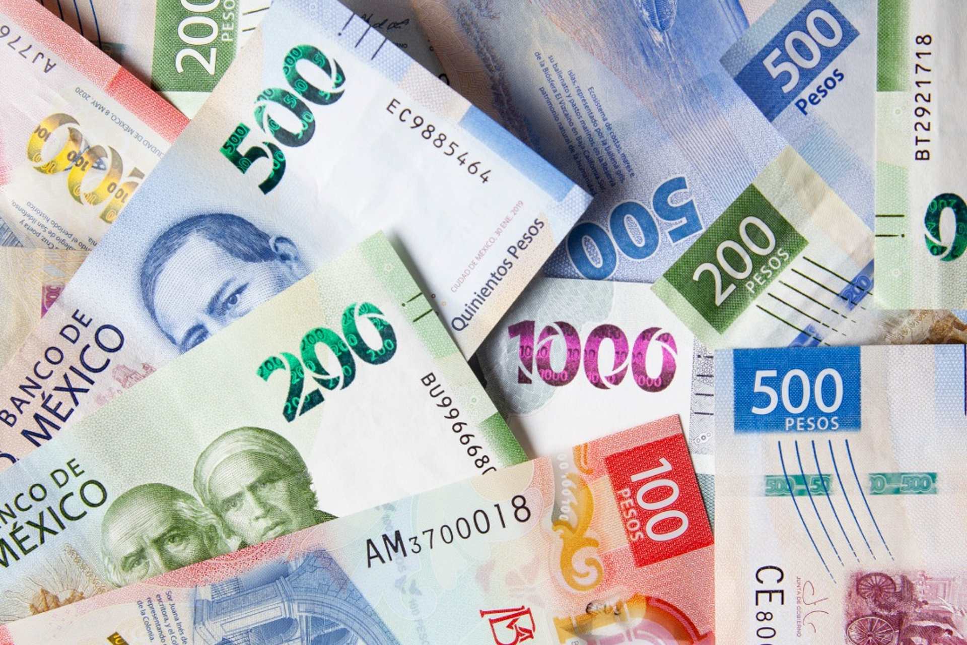 El peso mexicano bajo presión por la tensión comercial y el conflicto en Oriente Medio