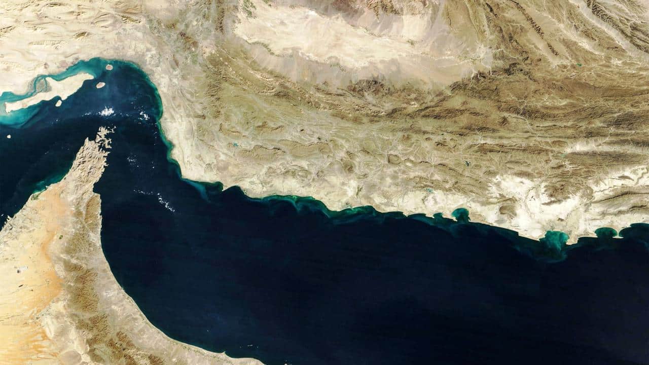 Alerta global: Irán amenaza Ormuz y dispara el petróleo a máximos históricos