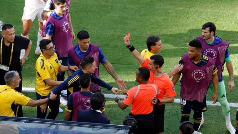 FIFA impone nueva regla: Expulsión por cubrirse la boca en la cancha