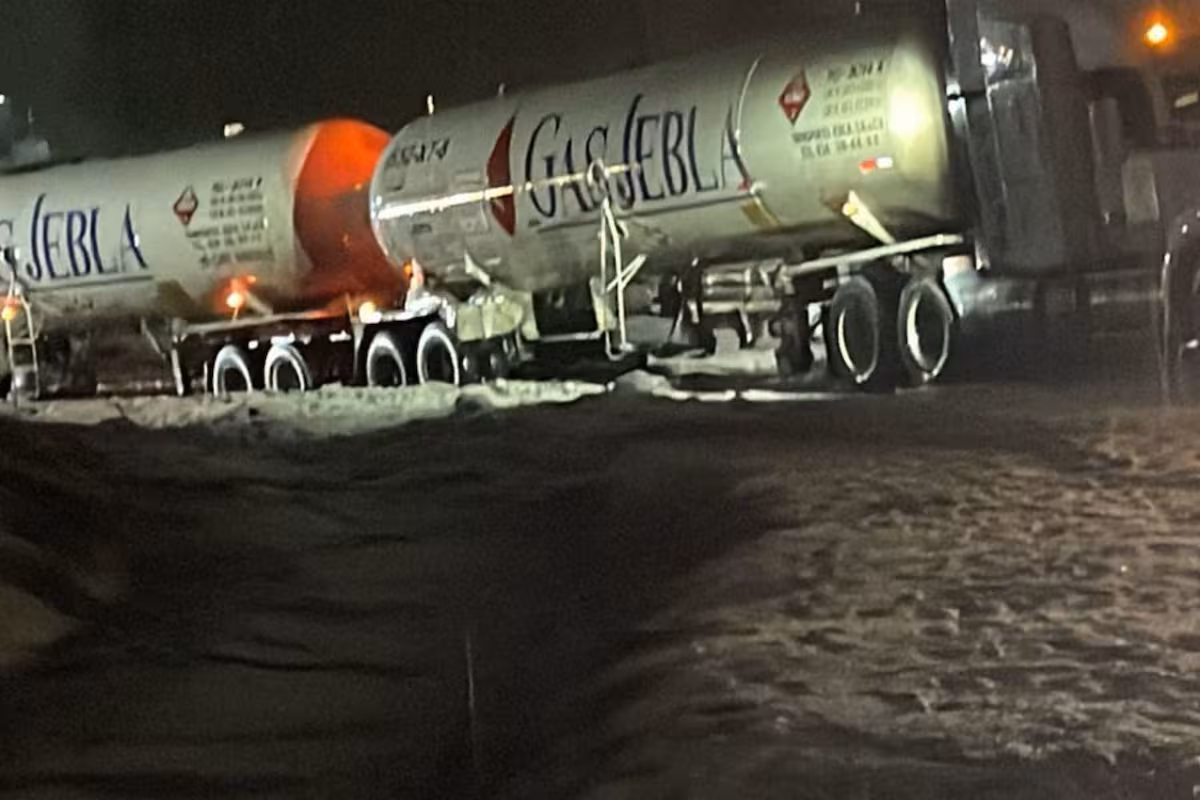 Caos por granizo en Tecámac bloquea accesos al AIFA y la México-Pachuca