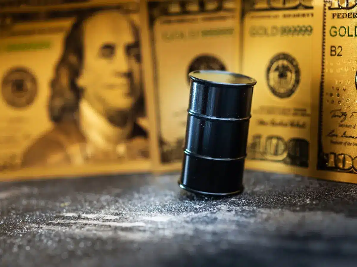 El petróleo a 100 dólares sacude los mercados y presiona al peso mexicano