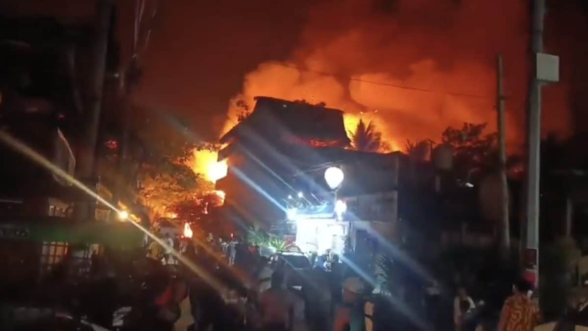 Zicatela en llamas: El colapso del núcleo comercial en Puerto Escondido